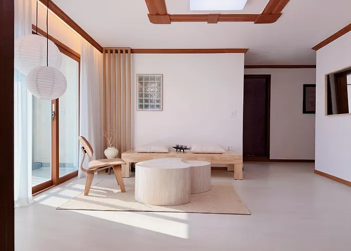 Joseon Calm, 1 Min To Station Near Hongdae, 3br, 5beds, 2baths