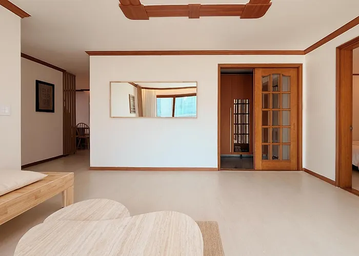 Joseon Calm, 1 Min To Station Near Hongdae, 3br, 5beds, 2baths